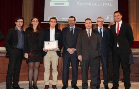 Equipo Addingplus haciéndose foto con premio a mejores prácticas PRL 2015