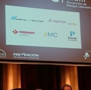 Proyección con los logos de los premiados a mejores practicas PRL 2015