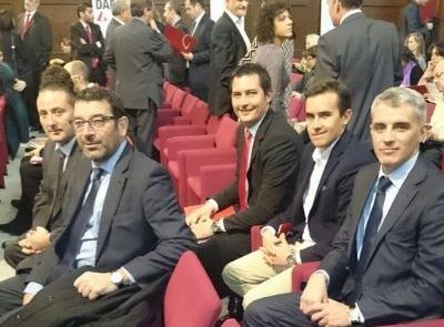 Equipos Addingplus sentados esperando a recoger premio mejores prácticas PRL