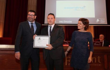 Gerentes Addingplus recogiendo premio mejores prácticas PRL 2015