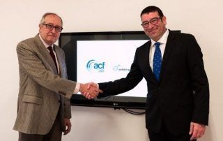 Xavier Vallhonrat y Francisco Solís se dan la mano