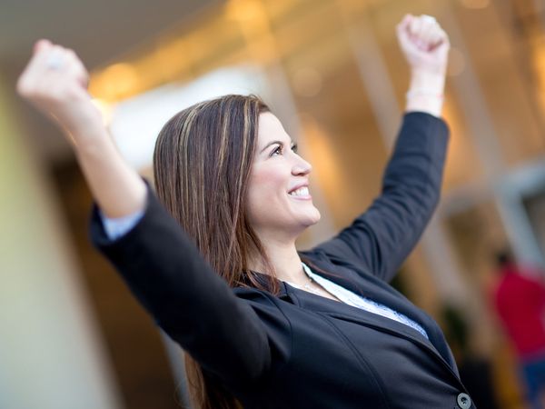 mujer equipo ventas motivada
