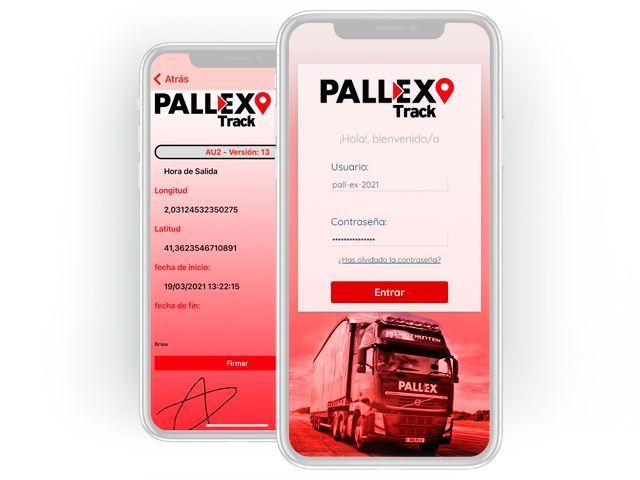 Mujer utiliza dispositivo movil para detectar riesgo en planta de producción